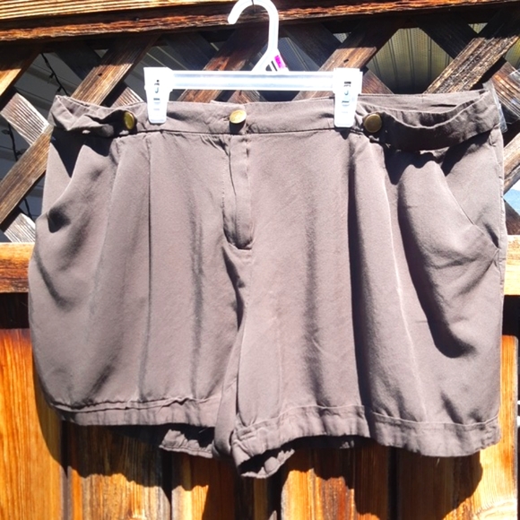 Forever 21 Forest Green loose fit shorts - Picture 2 of 7